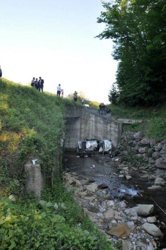 Takla Atan Otomobil Dereye Uçtu: 2 Ölü, 2 Yaralı 3