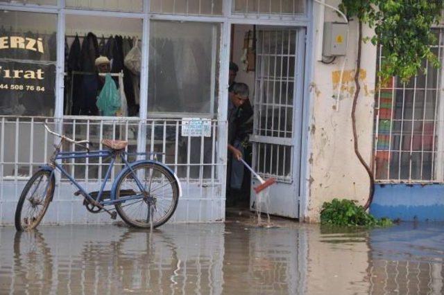 İncirliova da Sağanak Yağmur Etkili Oldu 2