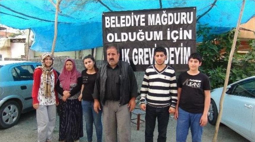 Belediye 130 Bin Tl Ceza Kesince Evinin &Ouml;n&uuml;nde A&ccedil;lık Grevine Başladı