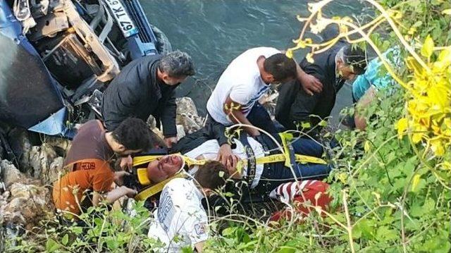 Otomobil Irmağa U&ccedil;tu: 1 Yaralı 1