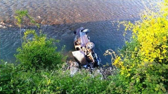 Otomobil Irmağa U&ccedil;tu: 1 Yaralı 2