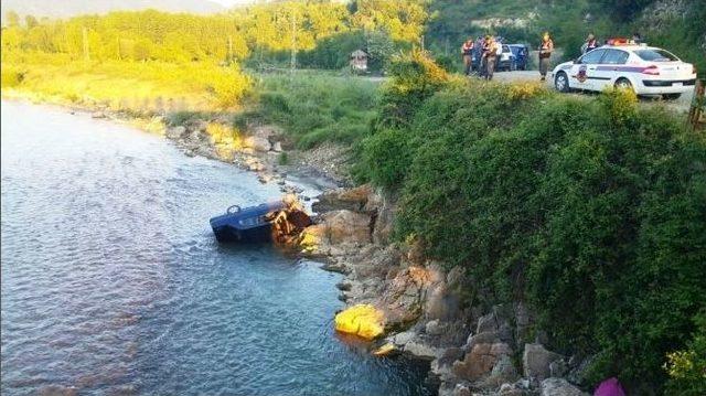 Otomobil Irmağa U&ccedil;tu: 1 Yaralı 3