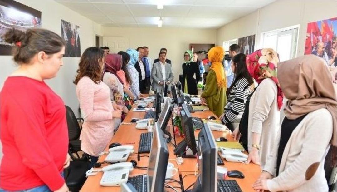 Bakan G&uuml;ll&uuml;ce&rsquo;den Gen&ccedil;lere, &ldquo;fotoğrafları Saklayın&rdquo; Tavsiyesi