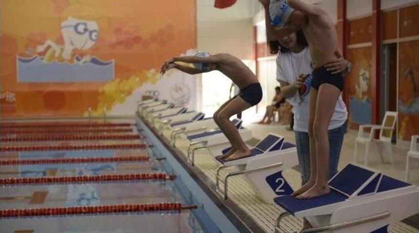 Engelli Sporcular Y&uuml;zme Yarışmasında M&uuml;cadele Etti