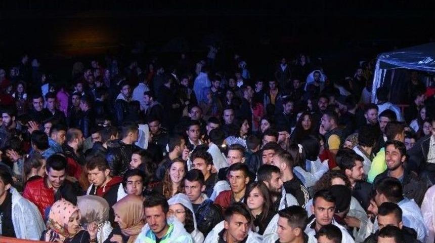 Bahar Şenlikleri&rsquo;nin 2. G&uuml;n&uuml;nde Beyza Durmaz R&uuml;zgarı