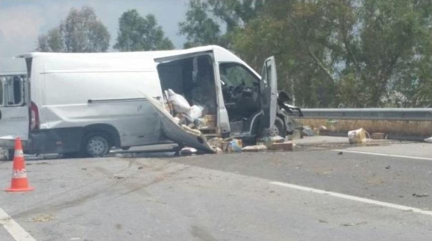 Peynir Taşıyan Kamyonet Kaza Yaptı, Otoban Mandıraya D&ouml;nd&uuml;