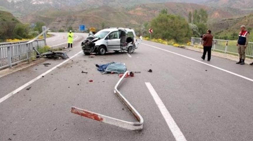 Hafif Ticari Ara&ccedil; K&ouml;pr&uuml; Korkuluğuna &Ccedil;arptı: 1 &Ouml;l&uuml;, 1 Yaralı