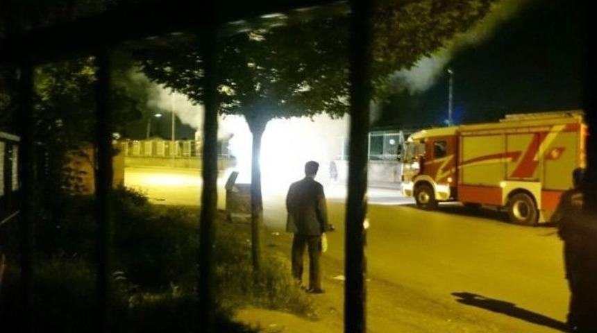 &Ouml;ğrenci Yurdu &Ouml;n&uuml;nde Otomobil Alev Alev Yandı