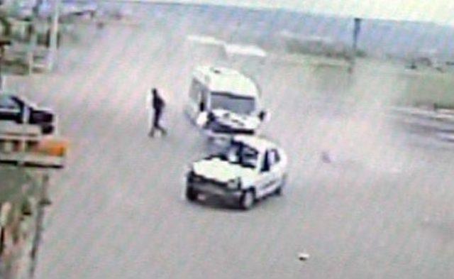 Minib&uuml;s&uuml;n Otomobile &Ccedil;arpma Anı Kameraya Yansıdı 2