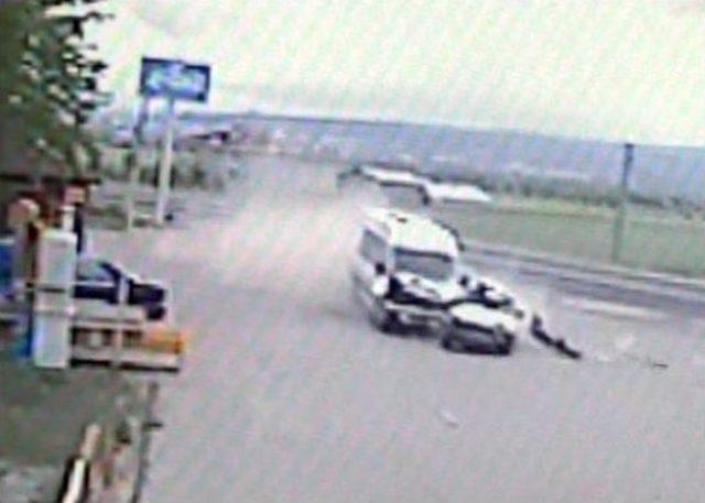 Minib&uuml;s&uuml;n Otomobile &Ccedil;arpma Anı Kameraya Yansıdı 3