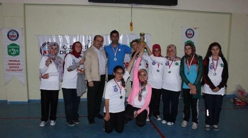 Darende&rsquo;de Bayanlar Voleybol Turnuvası