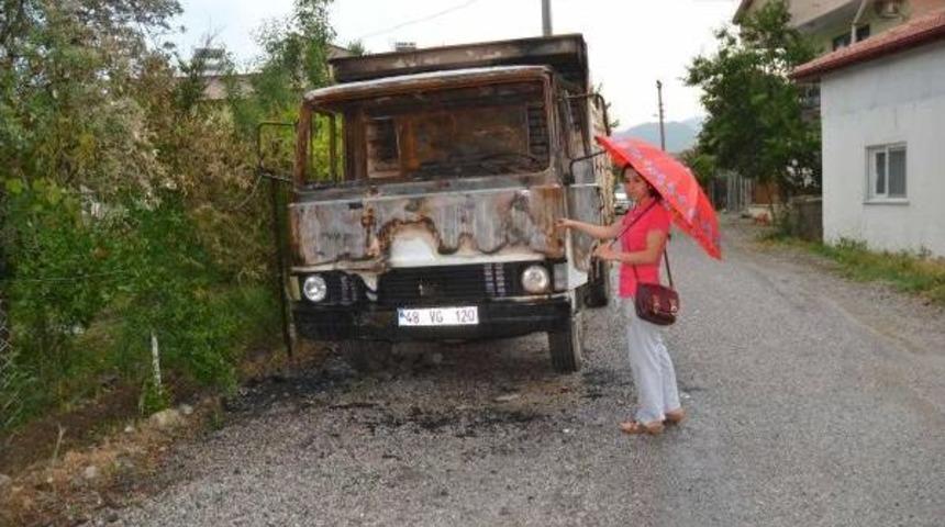 Park Halindeki Kamyon Kundaklandı