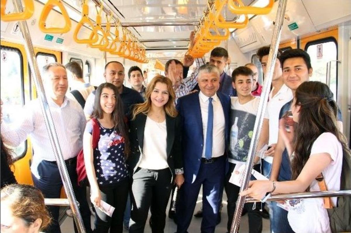 Mhp&rsquo;li Yılmaz Metroya Bindi, Oy İstedi