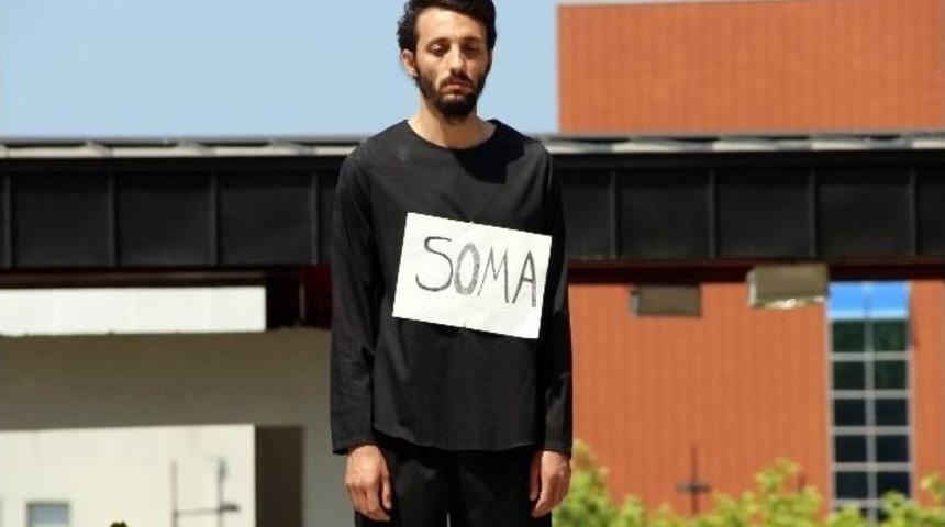 (&ouml;zel Haber) Tek Kişilik Sessiz Eylemle Soma&rsquo;yı Andı