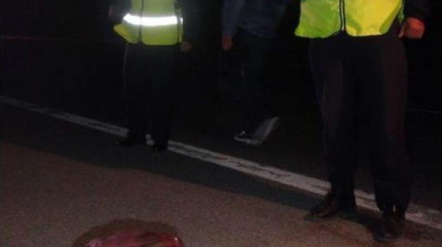 Kamyondan Yola D&uuml;şen Donmuş Et Polisi Harekete Ge&ccedil;irdi