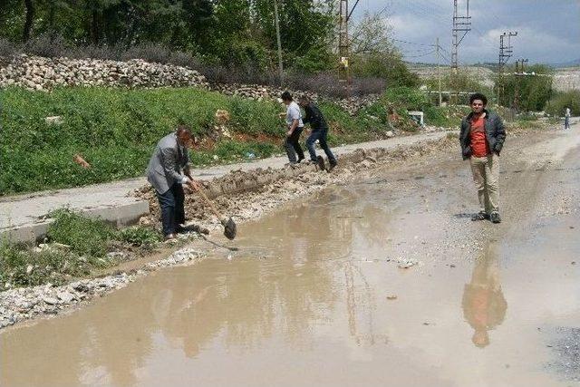 Silvan’da Kanalizasyonlar Karayoluna Akıyor