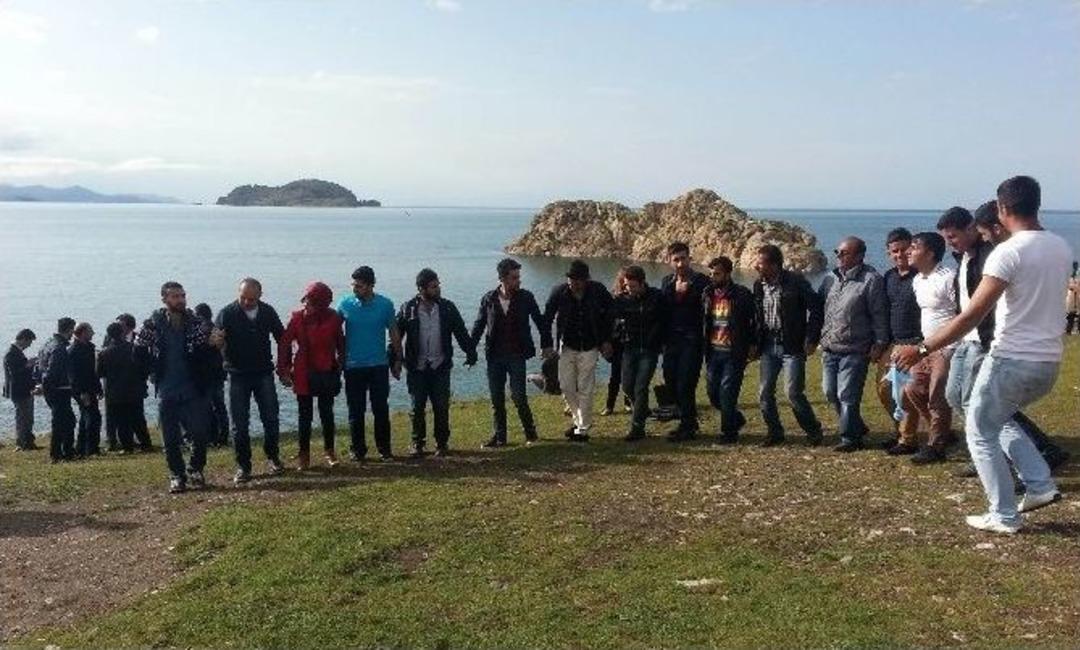 &Ouml;ğrenciler Van G&ouml;l&uuml; İ&ccedil;in Seferber Oldu