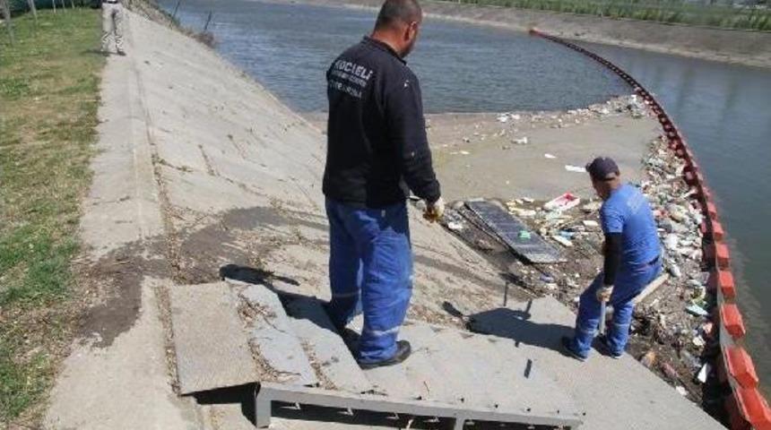 İzmit K&ouml;rfezi'nde Kirliliğe Karşı Bariyerli &Ouml;nlem