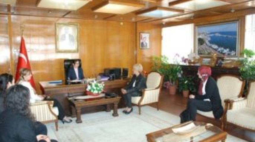 Hemşirelerden Valiye Ziyaret