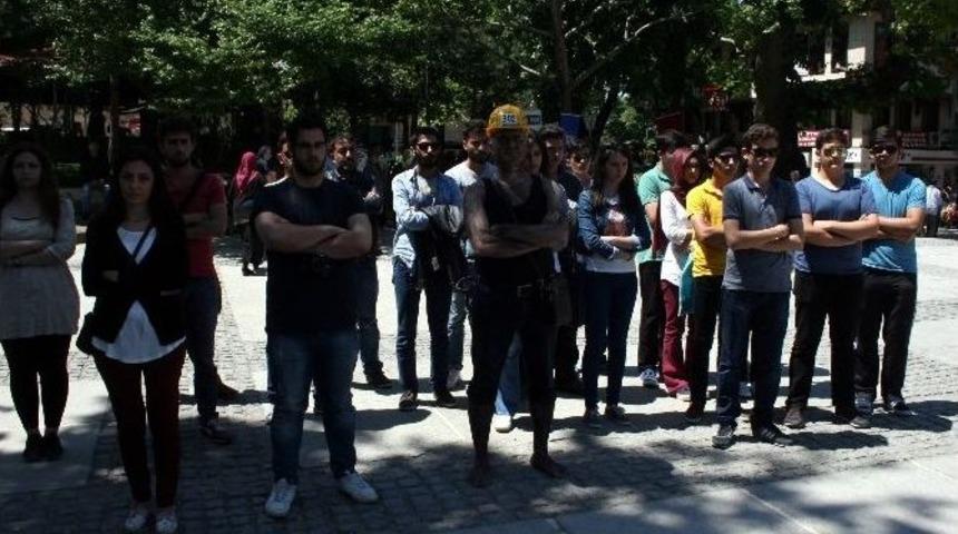 Soma&rsquo;da Hayatını Kaybedenler İ&ccedil;in Duran Adam Oldu