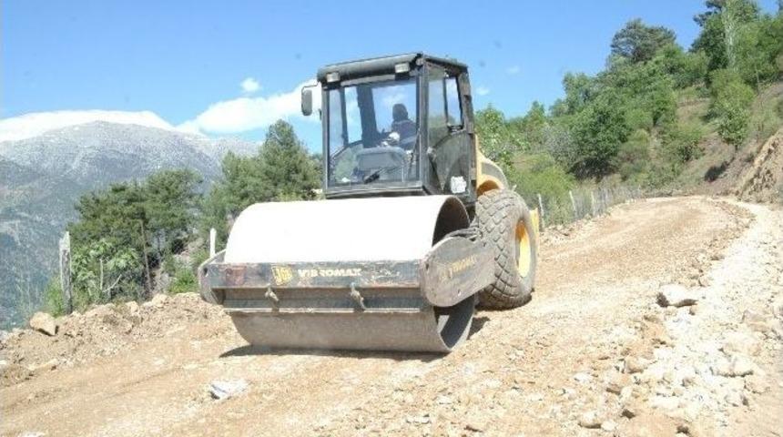 Kırsal B&ouml;lgelerde Yol &Ccedil;alışmaları Devam Ediyor