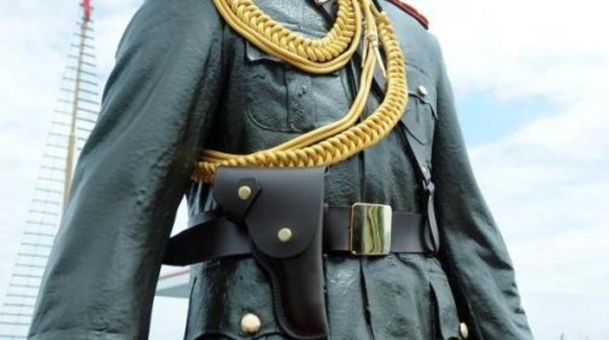 Atat&uuml;rk Ve Arkadaşlarının Balmumu Heykelleri Bakımdan Ge&ccedil;ti