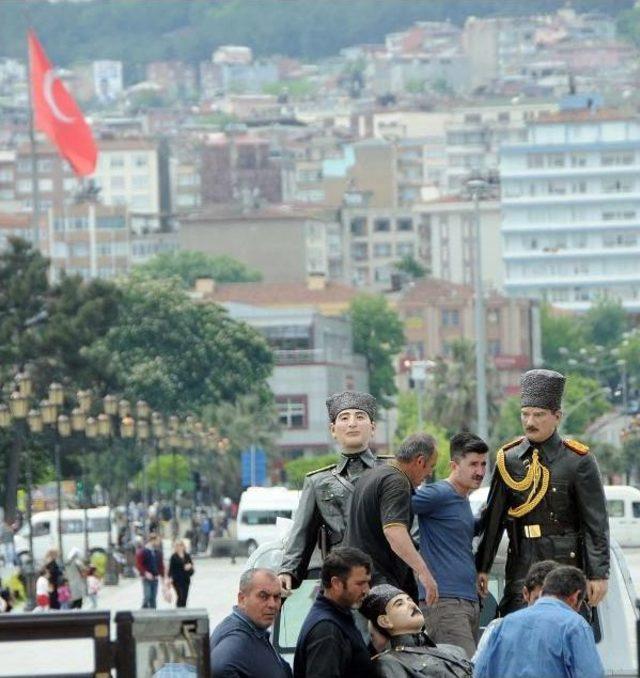 Atatürk Ve Arkadaşlarının Balmumu Heykelleri Bakımdan Geçti