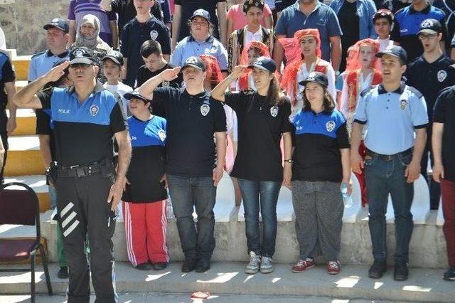 Engelliler Polis Olup Yemin Etti