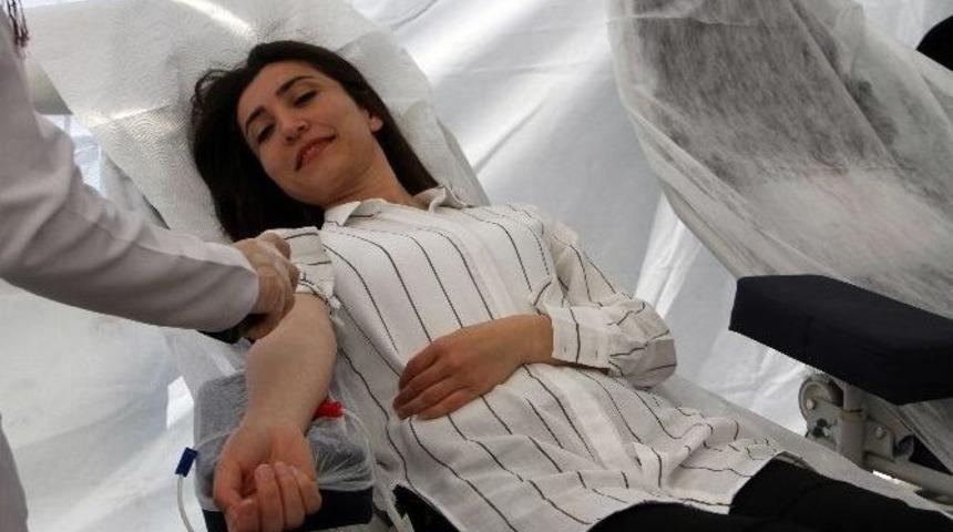 Ak Parti Milletvekili Adayı Esma Ersin, Kızılay&rsquo;ın &Ccedil;adırında Kan Verdi