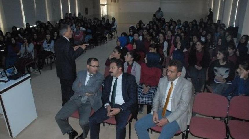 Yazar Kavaklı &Ouml;ğrencilerle Bir Araya Geldi