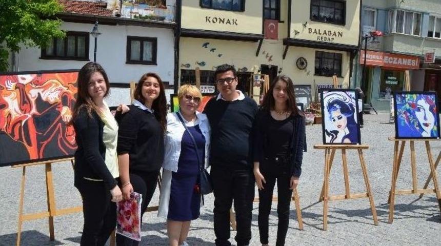 Yaptıkları Resimlerle Meydanı Renklendirdiler