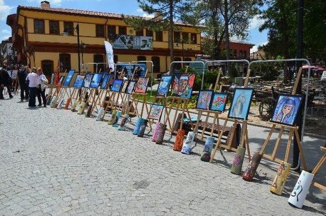 Yaptıkları Resimlerle Meydanı Renklendirdiler 1