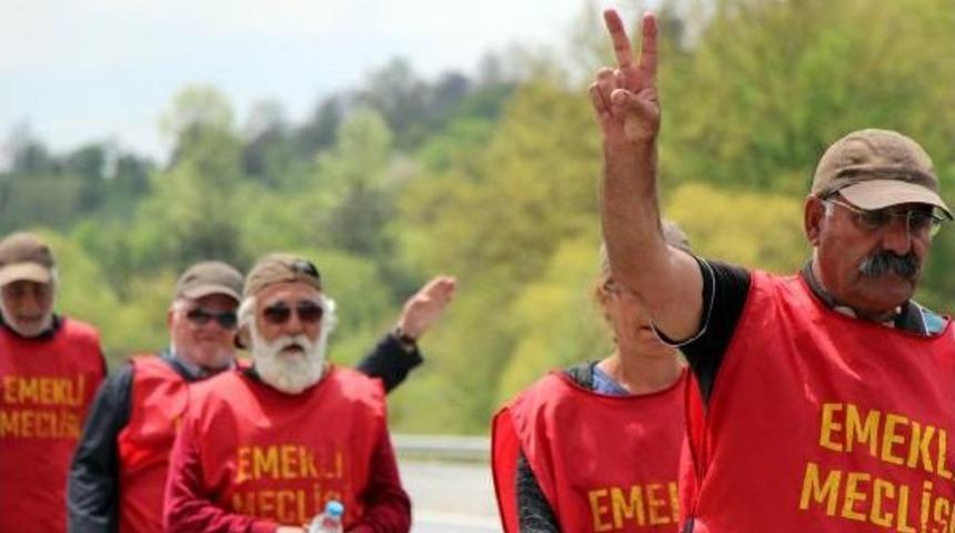 Ankara'ya Y&uuml;r&uuml;yen Emekliler, Bolu Dağı'nı Ge&ccedil;işte Zorlandı