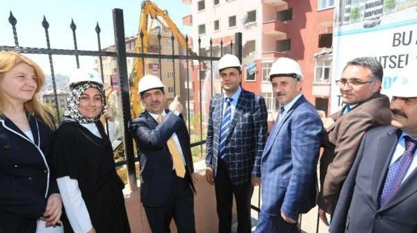 Bakan G&uuml;ll&uuml;ce Tesis A&ccedil;tı Davullu Zurnalı Yıkıma Katıldı