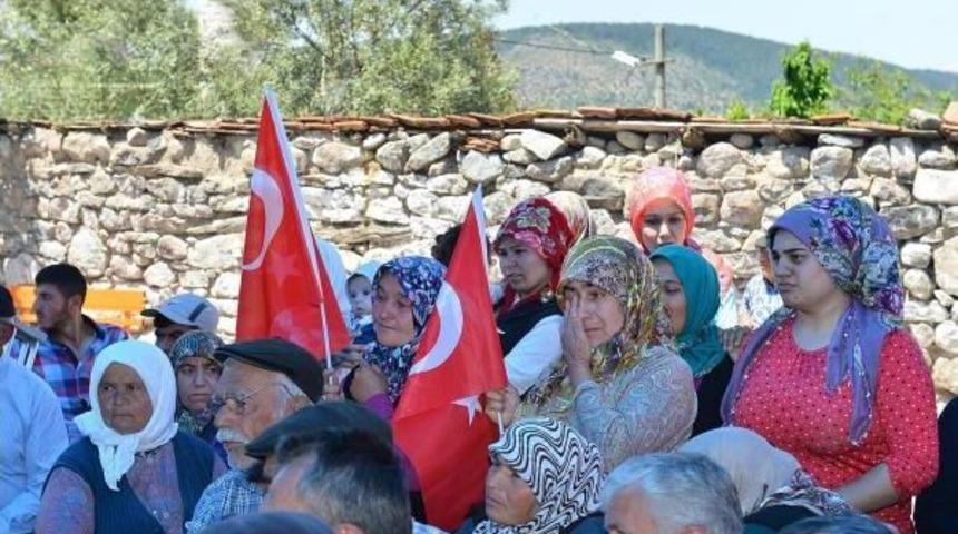 Kocaoğlu'ndan Kınıklı Madenci Ailelerine Yıld&ouml;n&uuml;m&uuml; Ziyareti
