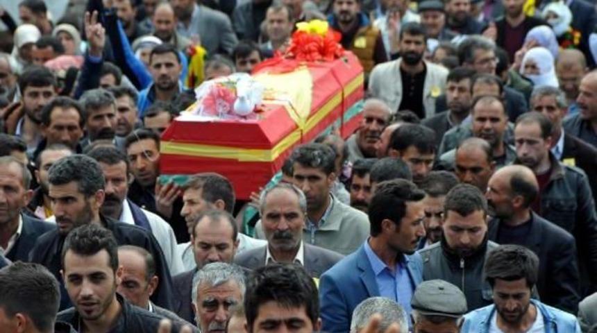 Hdp'li Y&uuml;ksekdağ, Van'da Ypg'li Cenazesine Katıldı