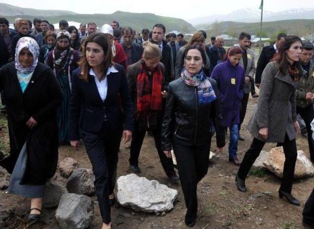 Hdp'li Yüksekdağ, Van'da Ypg'li Cenazesine Katıldı