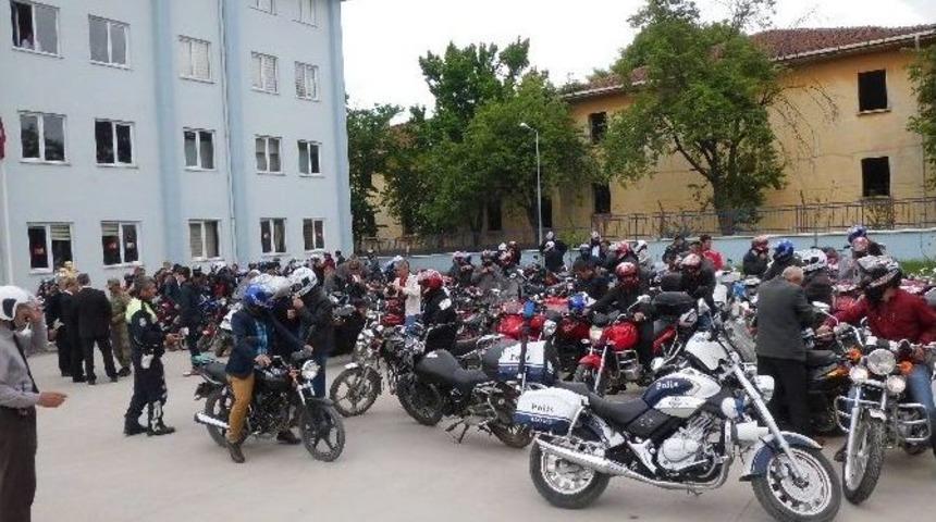 Motosiklet S&uuml;r&uuml;c&uuml;lerine &Uuml;cretsiz Kask