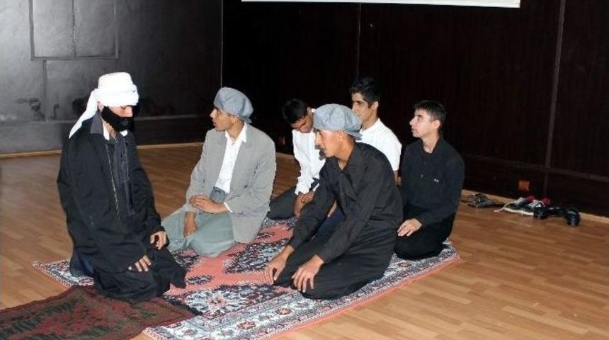 Engelli &Ouml;ğrencilerin Tiyatro G&ouml;sterisi Profesyonelleri Aratmadı