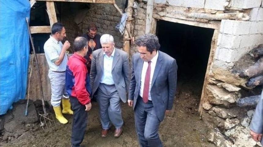 Ahırda &Ccedil;ıkan Yangında 100 K&uuml;&ccedil;&uuml;kbaş Hayvan Telef Oldu