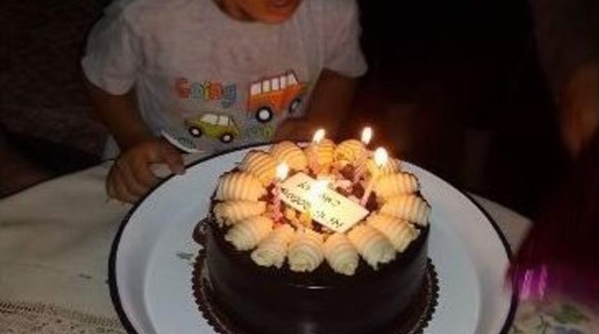 Minik Ege, &Ccedil;ok Sevdiği Dondurmayı Yiyemedi