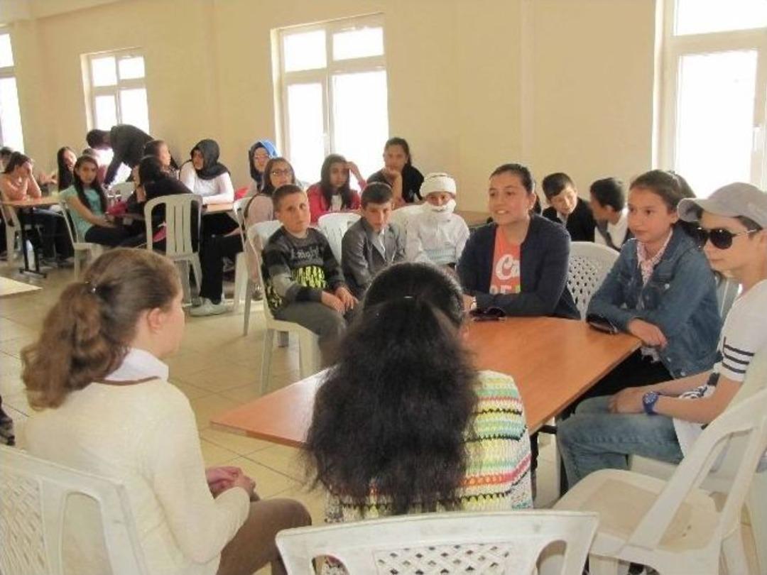 Ortaokul &Ouml;ğrencilerinden İngilizce-t&uuml;rk&ccedil;e Tiyatro Oyunu