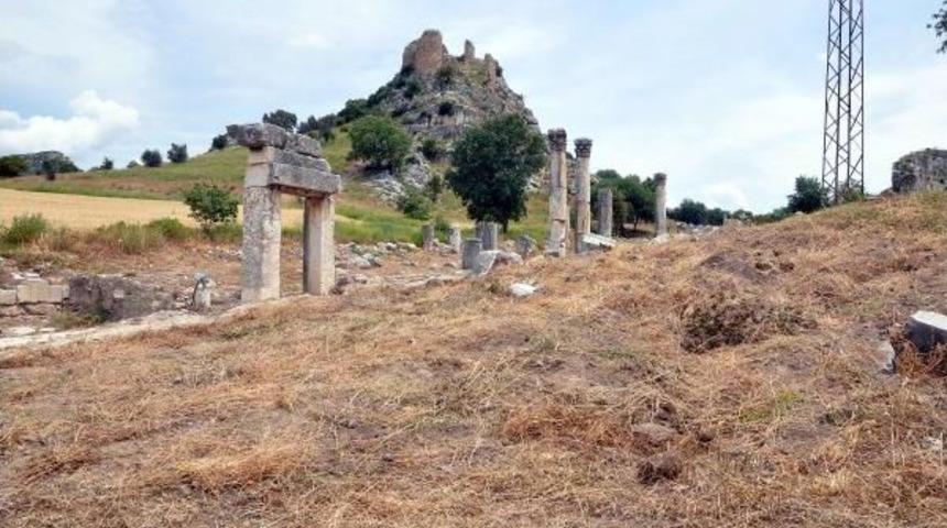 Kastabala Antik Kenti'nde Ka&ccedil;ak Kazı Yapıp Tarihi Eserleri Tahrip Ettiler