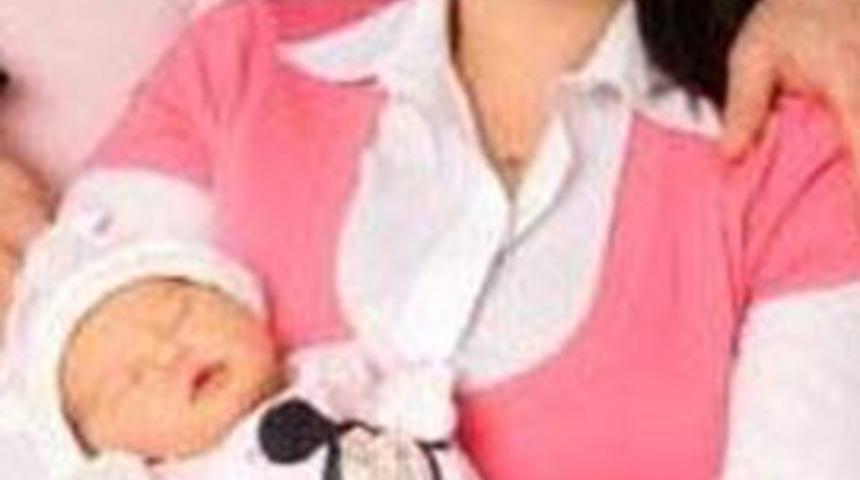 &Uuml;nl&uuml; anneler ve kızları