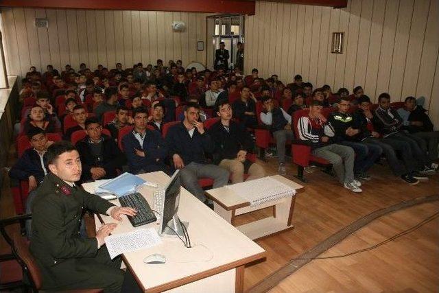 Yozgat’ta Öğrencilere Astsubay Meslek Yüksek Okullarının Tanıtımı Yapıldı