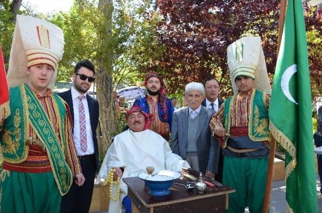 42 Senelik Malzeme İle 100 Yıllık Masada Temsili Tıraş