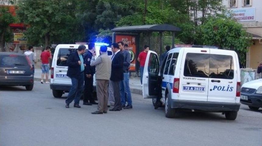 Gen&ccedil; Kızın Boğazına Bı&ccedil;ak Dayanan Şahsı Polis Etkisiz Hale Getirdi