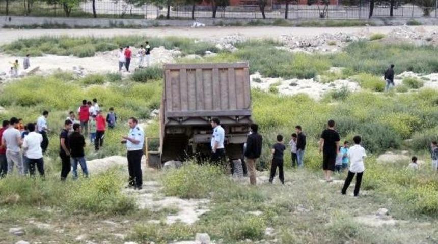 Freni Boşalarak Arazide Duran Kamyonun Şof&ouml;r&uuml; Yaralandı