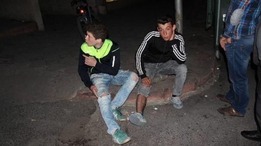 Aynı Bisiklete İki Kişi Binince Otomobilin Camına Girdiler