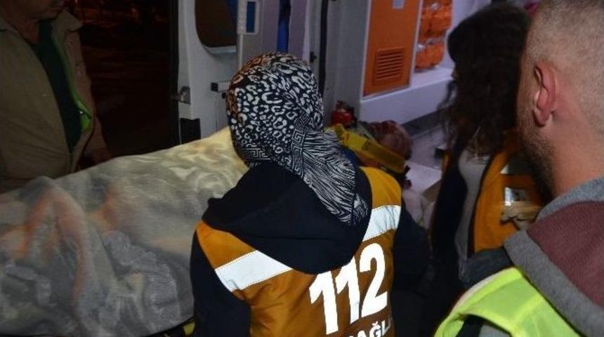 Heyelan Sebebiyle İ&ccedil;inde İki Kişi Bulunan Kamyon 70 Metreden U&ccedil;uruma Yuvarlandı